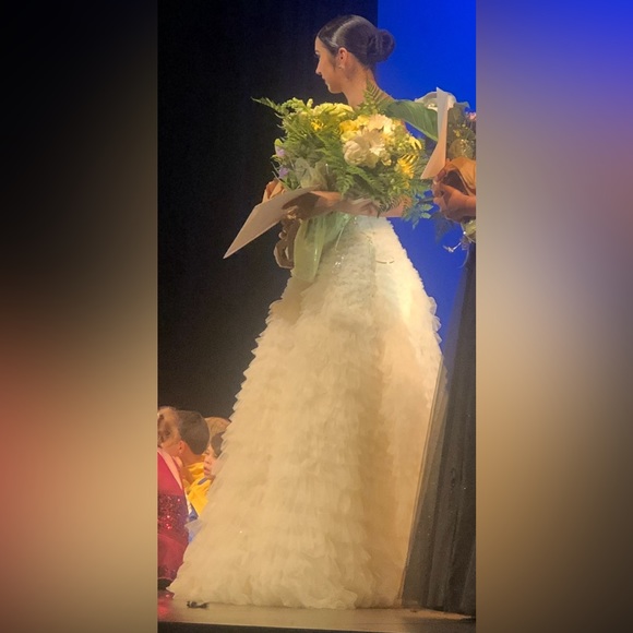 Exquisite Strapless Ruffled Couture Gown. Size 0-6. Ivory Color. - Picture 2 of 16